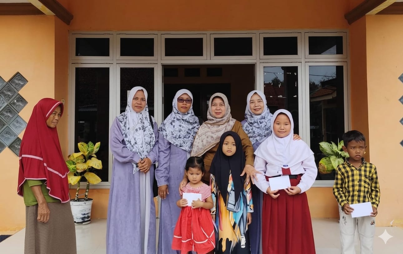 PEDULI: Kepala Desa Kepuhrejo Asiami bersama jajaran pengurus UPK Kecamatan Kudu, Jombang dan para warga penerima santunan.