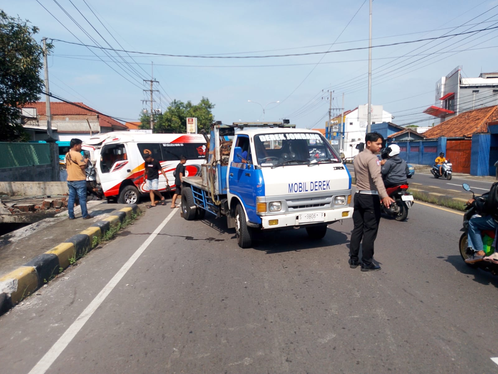 Sebuah mobil Elf terguling setelah menabrak trotoar jalan di alan Raya Miagan, Kecamatan Mojoagung, Kabupaten Jombang, Rabu (24/3) pagi.