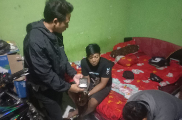 Satresnarkoba Polres Jombang kembali meringkus pengedar sabu berinisial MEHNC, 30, di rumahnya di Desa Pulorejo, Kecamatan Tembelang, Kamis (12/3) dini hari.