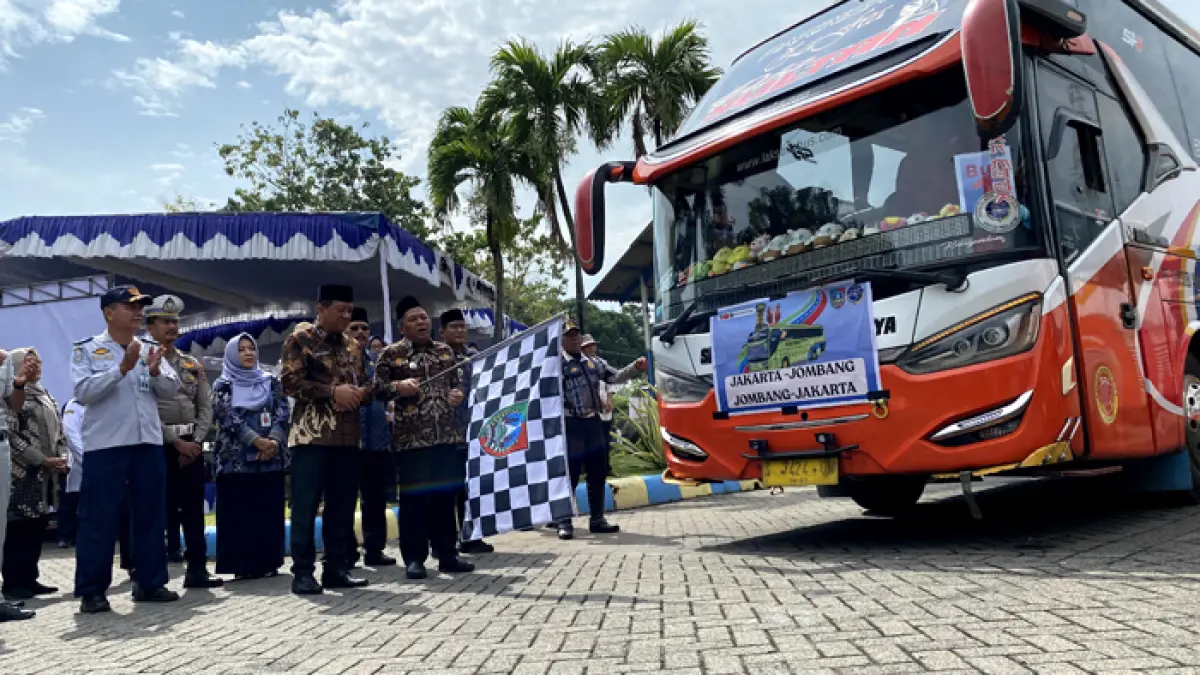 DIBERANGKATKAN: Wakil Bupati Jombang Salmanudin Yazid didampingi Sekdakab Jombang Agus Purnomo beserta jajaran saat memberangkatkan armada bus balik gratis, (26/3). (Anggi Fridianto/Radar Jombang)