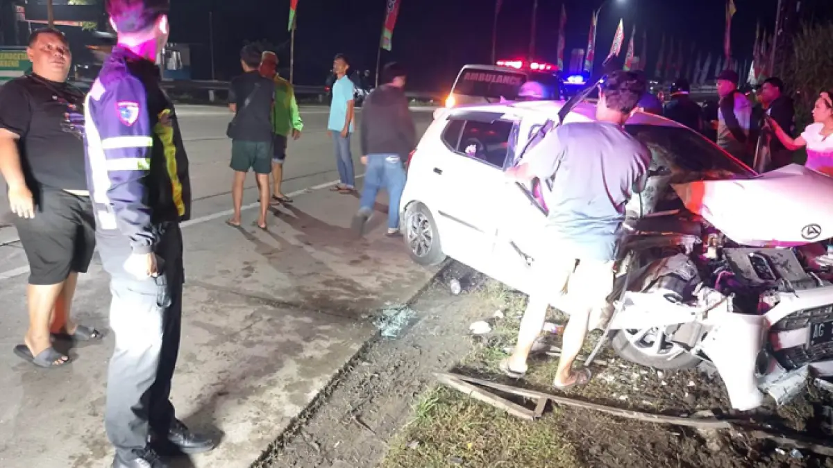 Kecelakaan lalu lintas melibatkan mobil Daihatsu Ayla dan truk box terjadi di Jalan Raya Desa Jatipelem, Kecamatan Diwek, Kabupaten Jombang, Kamis (25/3) dini hari. (Achmad RW/Radar Jombang)