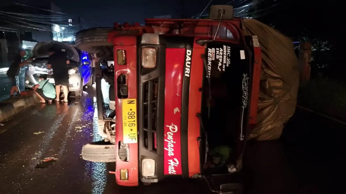 Kecelakaan tunggal melibatkan truk terjadi di Jalan Raya Desa Gambiran, Kecamatan Mojoagung, Jombang, Rabu (25/3) malam. (Achmad RW/Radar Jombang)