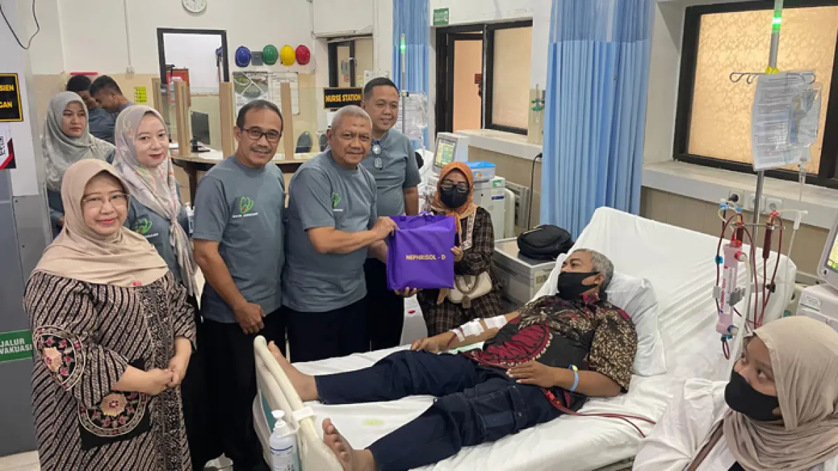 PEDULI: Direktur RSUD Jombang, Pudji Umbaran saat memberikan edukasi dan cenderamata kepada penderita ginjal Kamis (12/3). (Anggi Fridianto/Radar Jombang)