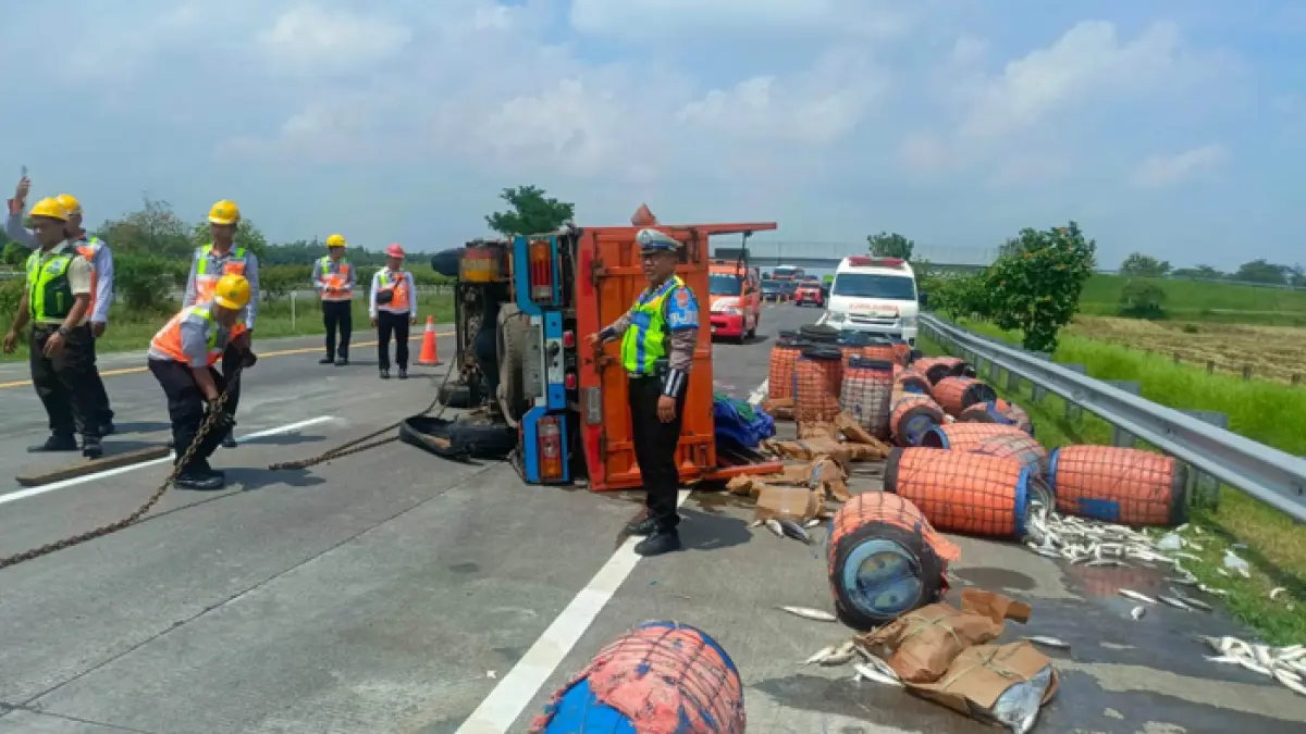 Kecelakaan tunggal terjadi di ruas jalan Tol Jombang–Mojokerto (Jomo) KM 692+400 jalur B, Jumat (27/3) siang. (Achmad RW/Radar Jombang)