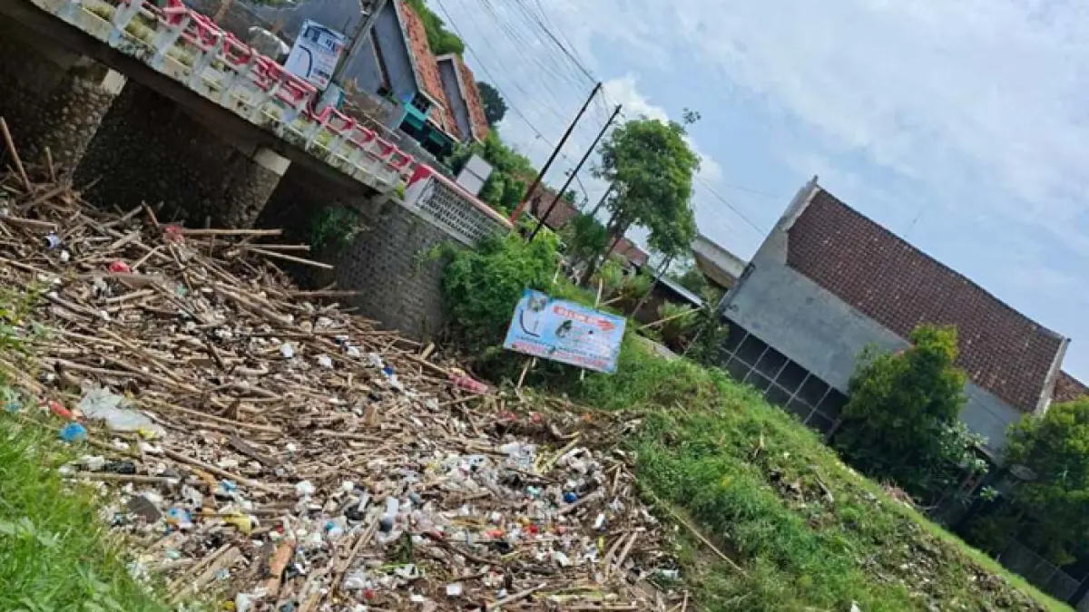 Kondisi Kali Catak Banteng di Desa Betek, Kecamatan Mojoagung, Jombang tersumbat sampah dan rumpun bambu. (Azmy Endiyana/Radar Jombang)