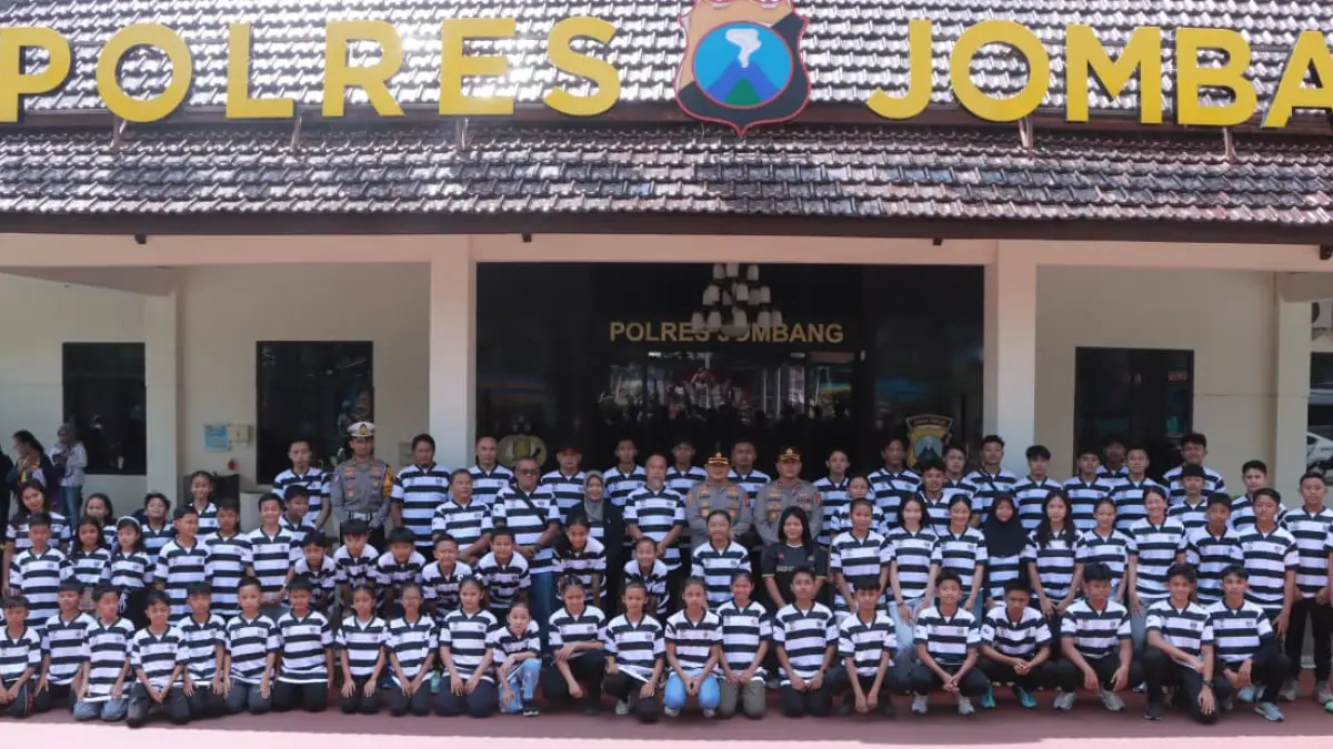 Pemberangkatan atlet karate di halaman Mapolres Jombang, Jumat (27/3). (Wenny Rosalina/Radar Jombang)