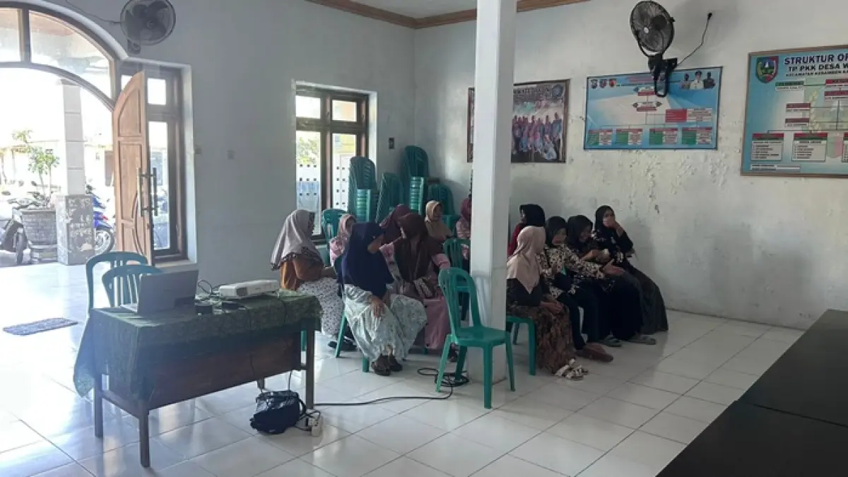 Pencairan honor RT/RW di Desa Watudakon, Kecamatan Kesamben, Jombang, Senin (16/3). (Ainul Hafidz/Radar Jombang)