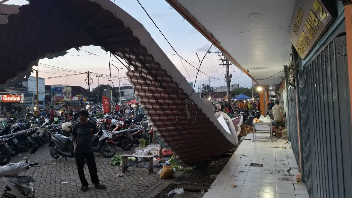 Bangunan Pasar Ploso, Jombang yang baru diresmikan Januari 2026 rusak, Rabu (18/3) dini hari. (Achmad RW/Radar Jombang)