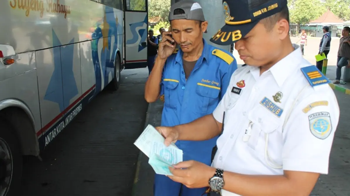 Kabid Lalu Lintas Dishub Jombang Yohan Kartika saat bertugas di Terminal Kepuhsari, Jombang.