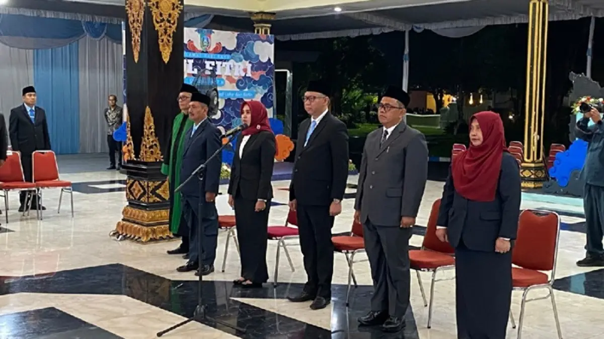 Lima Kepala OPD Pemkab Jombang hasil selter dilantik Bupati Warsubi. (Anggi Fridianto/Radar Jombang)
