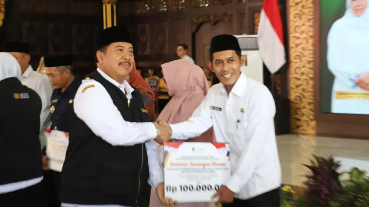OPTIMALKAN POTENSI LOKAL DESA: Kepala Desa Tambakrejo Mohammad Nasir Fadlillah saat menerima BKK program Desa Berdaya di Pendopo Kabupaten Jombang, Selasa (11/3). (Dwi Aris/Radar Jombang)