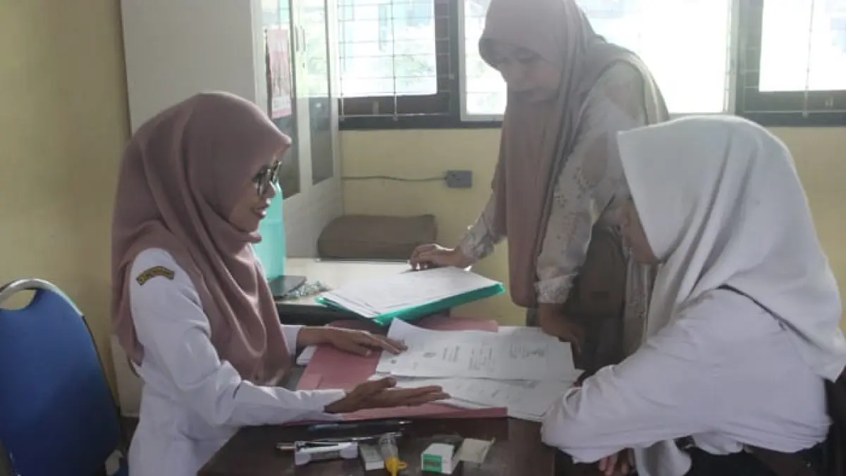 PROFESIONAL: Pelayanan siswa di SMKN 1 Jombang. (Wenny Rosalina/Radar Jombang)