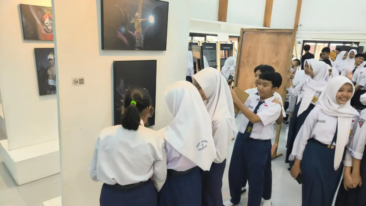 ANTUSIAS: Siswa SMP di Jombang antusias menyaksikan pameran foto di Gedung Kesenian Jombang, kemarin (30/3). (Anggi Fridianto/Radar Jombang)