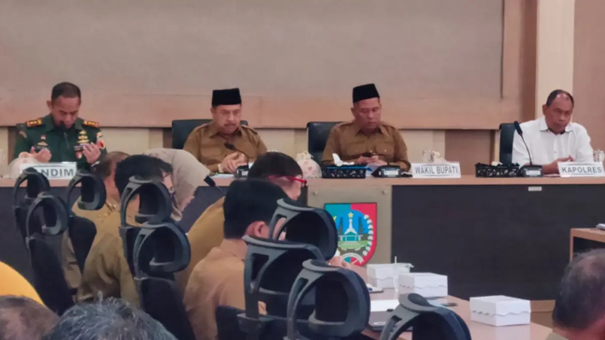 Bupati Warsubi memimpin rapat pleno Lembaga Kerja Sama (LKS) Tripartit di Ruang Rapat Swagata, Pendopo Kabupaten Jombang, Senin (30/3/2026).