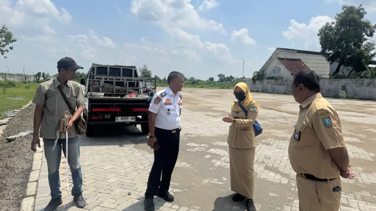 DICEK: Dishub Jombang melakukan pengecekan Terminal Barang di Kecamatan Perak, Senin (30/3). (Ainul Hafidz/Radar Jombang)