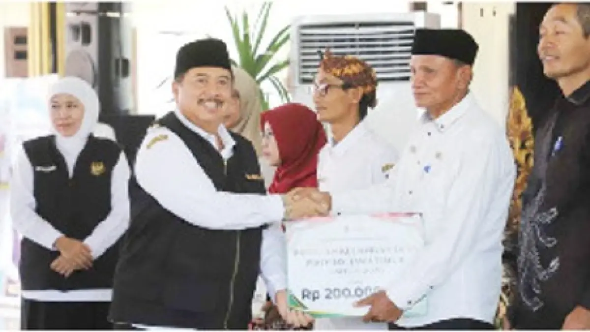 Kepala Desa Sumberagung Shodiqin saat menerima BKK program Desa Berdaya di Pendopo Kabupaten Jombang, Selasa (11/3).