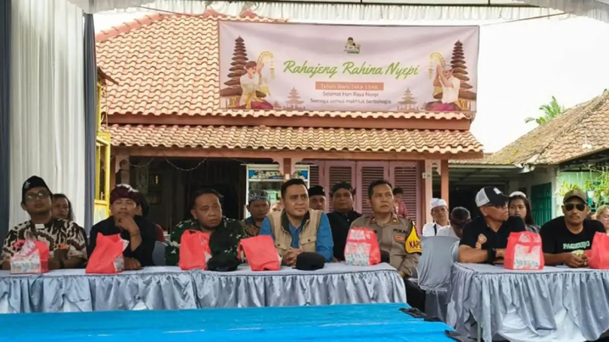 LANCAR: Jajaran Forkopimcam Wonosalam, Kepala Desa setempat dan tamu undangan sesaat sebelum memberangkatkan pawai ogoh-ogoh, Rabu (18/3). (Dwi Aris/Radar Jombang)