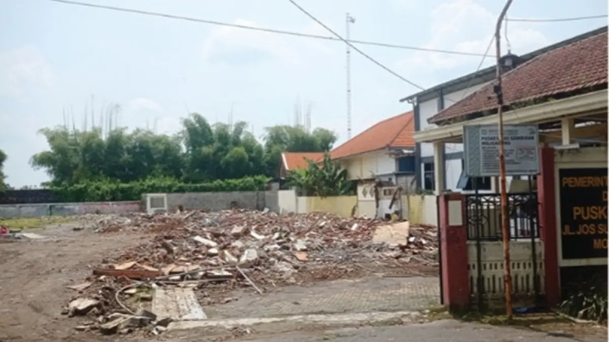 RATA DENGAN TANAH: Gedung Puskesmas Gambiran, Kecamatan Mojoagung, Jombang yang dirobohkan. (Ainul Hafidz/Radar Jombang)