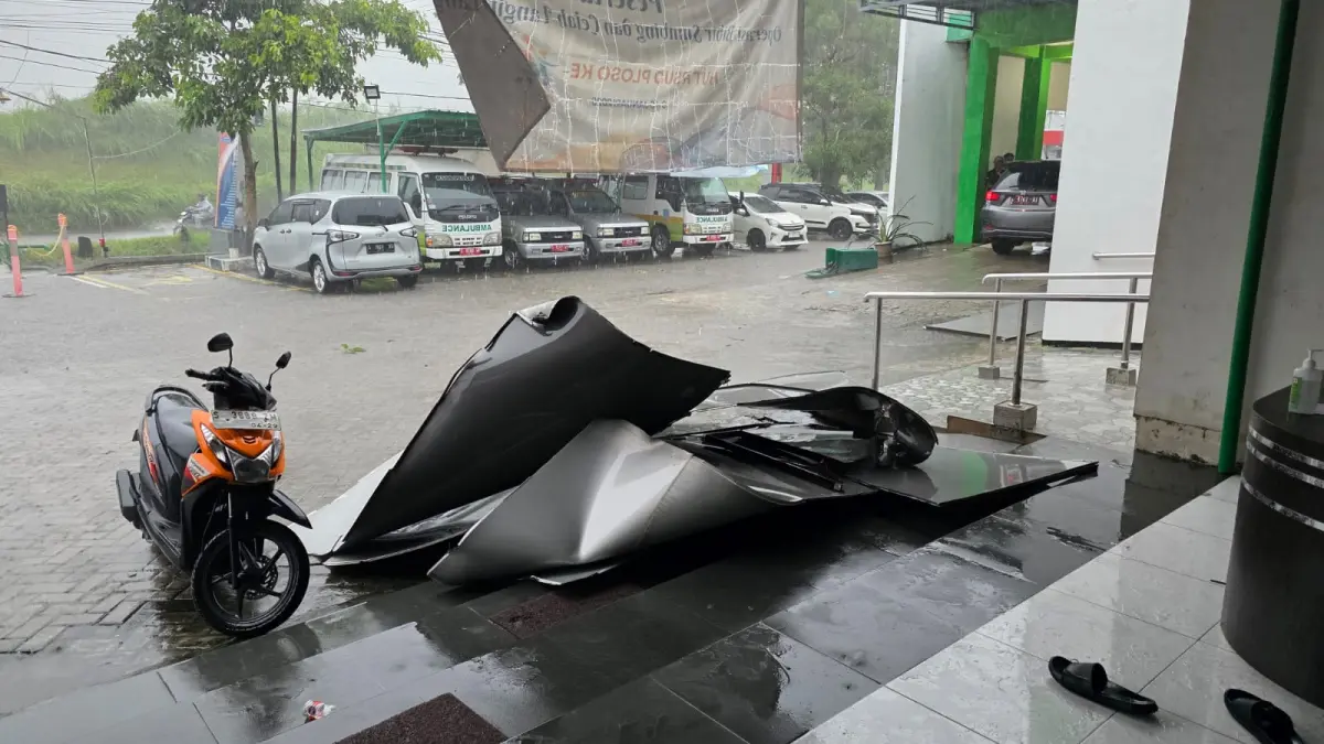 RUSAK: Kondisi ACP RSUD Ploso yang rontok dampak hujan deras disertai angin kencang menyasar wilayah utara Sungai Brantas, Jombang, Senin (30/3). (Achmad RW/Radar Jombang)