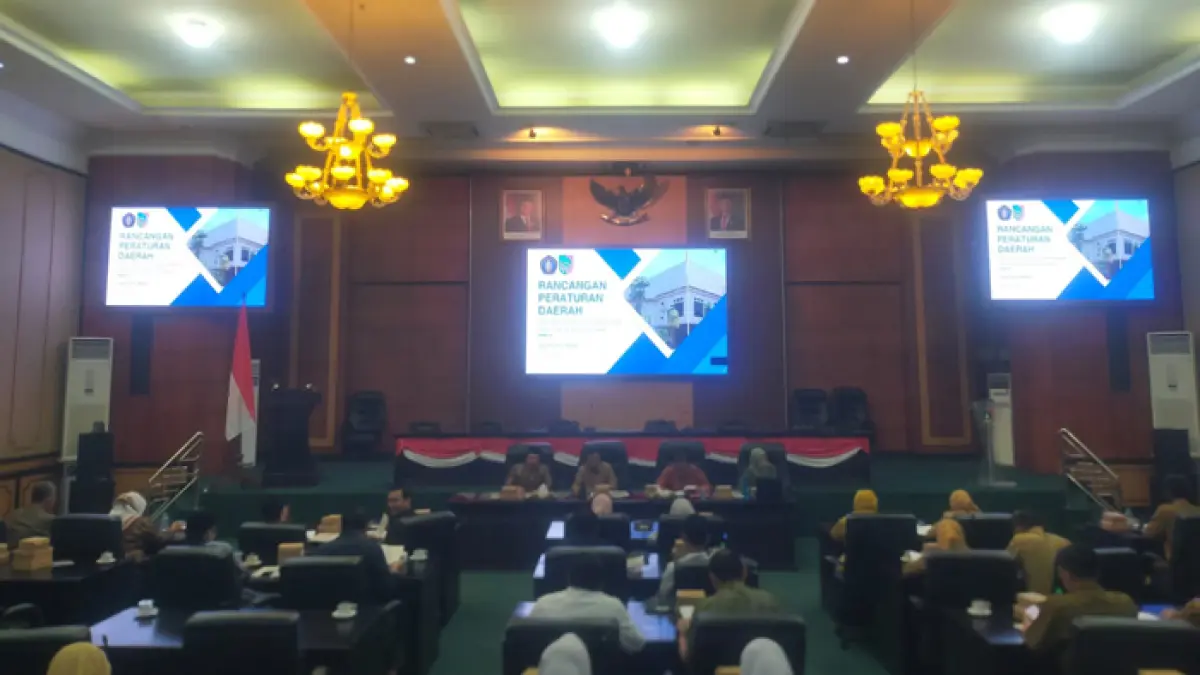 SERIUS: Bapemperda DPRD saat membahas raperda perlidungan pendidik dan tenaga pendidik Senin (30/3). (Azmy Endiyana/Radar Jombang)