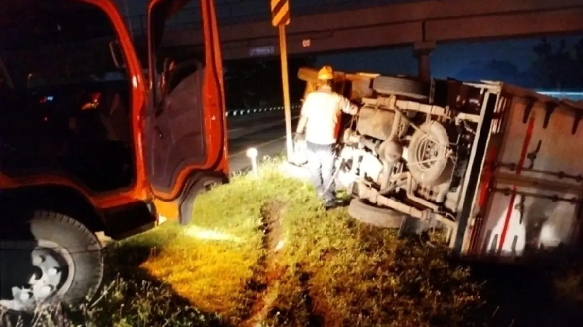TERGULING: Mobil box yang terlibat kecelakaan di Tol Jombang-Mojokerto, Senin (30/3).