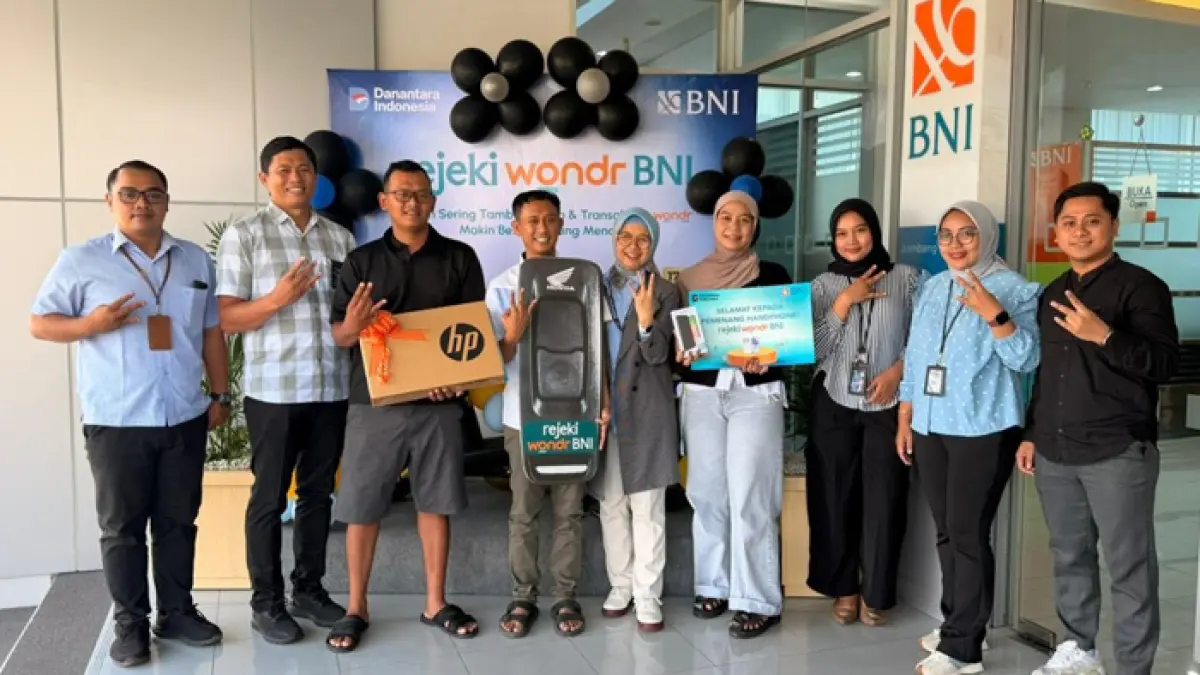 : Penyerahan Hadiah Motor Honda beat, SmartPhone Samsung Galaxy A56 dan LaptopHP  kepada pemenang oleh Pgs Branch Manager BNI KC Jombang,