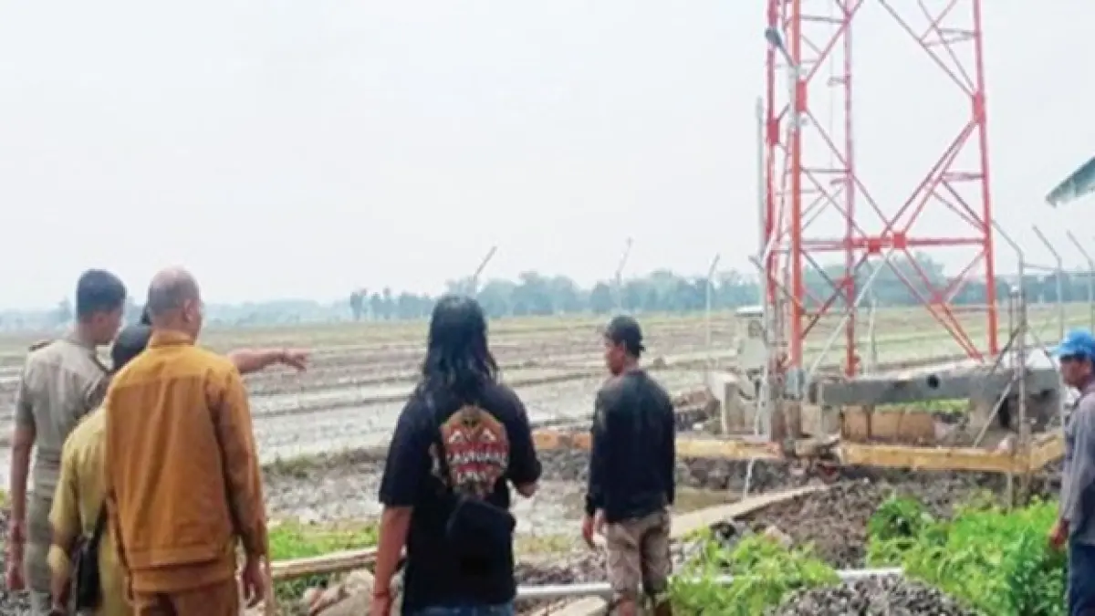 DIHENTIKAN: Pembangunan tower di Desa Badas, Kecamatan Sumobito, Jombang dihentikan Satpol PP Jombang, Selasa (31/3). (Azmy Endiyana/Radar Jombang)