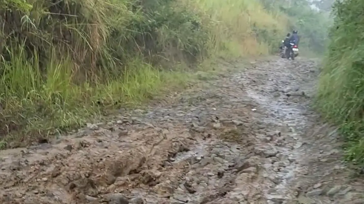 MENANTANG: Akses Dusun Tambak Jiporapah, Plandaan, Jombang yang dilalui para guru usai jalur Kedungcinet longsor.