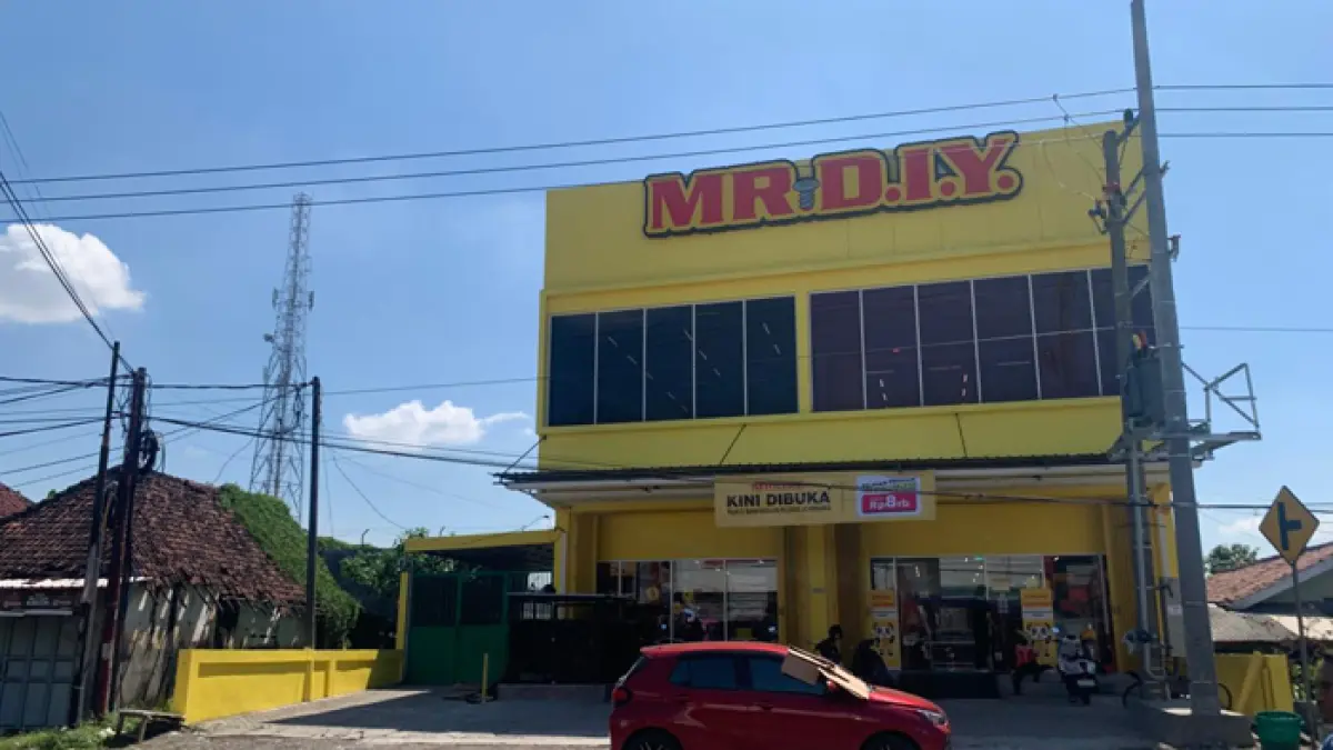 NYAMAN: Toko MR D.I.Y di Desa Bawangan, Kecamatan Ploso, Jombang, (1/4). (Azmy Endiyana/Radar Jombang)