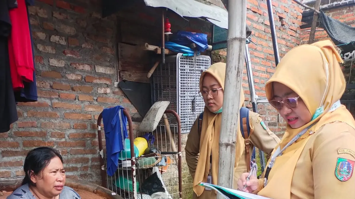 Oemdampingan kepada warga terpapar chikungunya oleh Puskesmas Peterongan, Jombang. (Wenny Rosalina/Radar Jombang) 