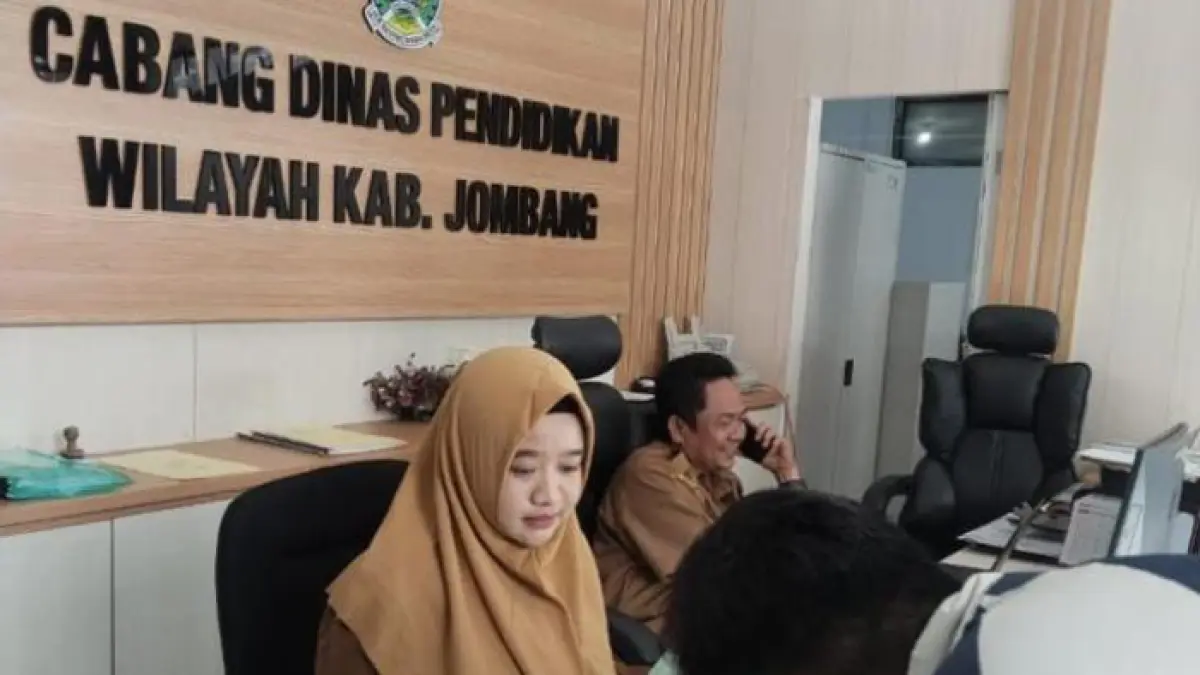 LANCAR: Pelayanan di kantor Cabang Dinas Pendidikan Wilayah Kabupaten Jombang, (1/4). (Wenny Rosalina/Radar Jombang)