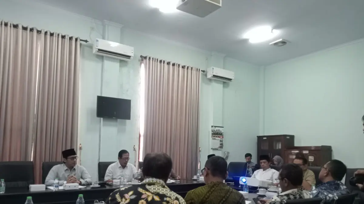 SERIUS: Suasana Rapat Dengar Pendapat (RDP) di ruangan Komisi C DPRD Jombang Kamis (2/4). (Azmy Endiyana/Radar Jombang)