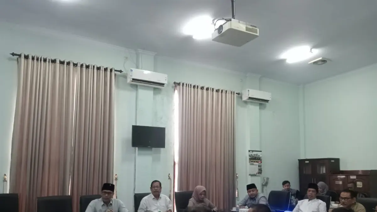 SERIUS: Suasana Rapat Dengar Pendapat (RDP) di ruangan Komisi C DPRD Jombang Kamis (2/4). (Azmy Endiyana/Radar Jombang)