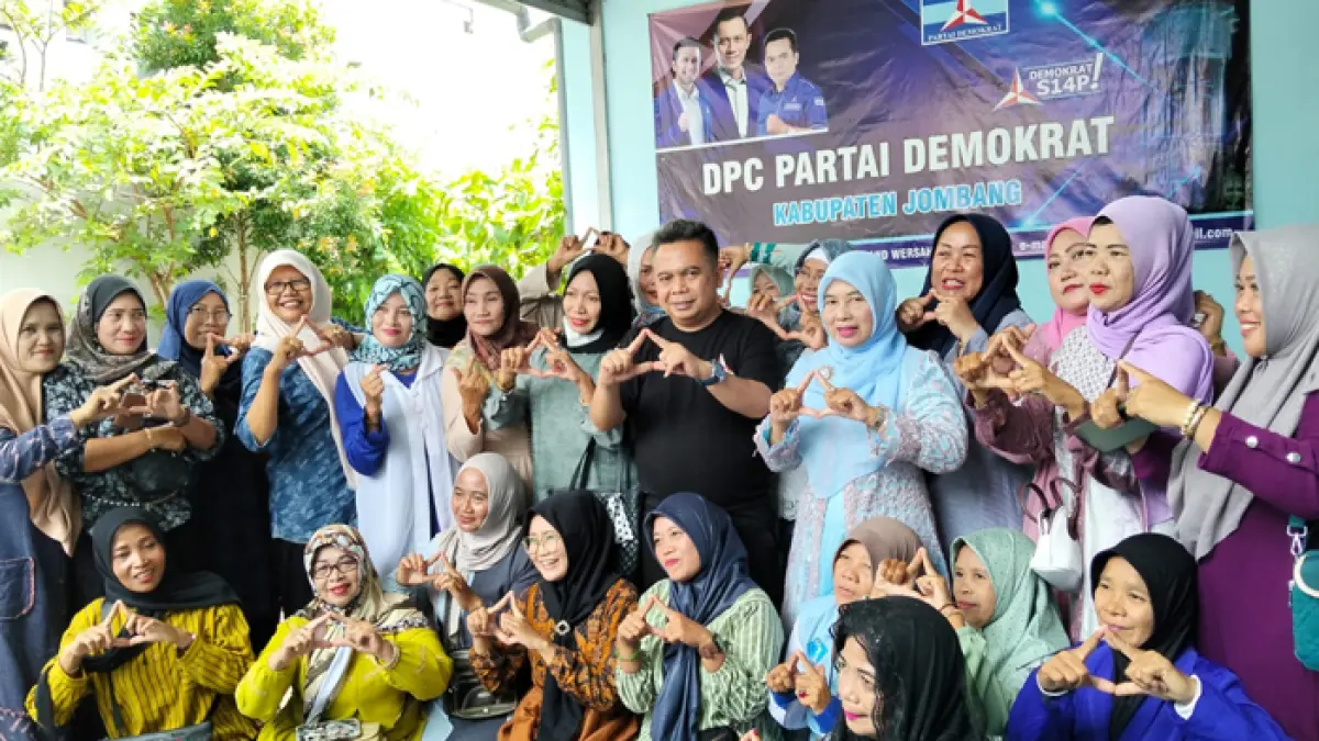 TELADAN: Wakil Ketua DPRD Jombang, HM Syarif Hidayatullah ST MMT (Gus Sentot), saat menghadiri halalbihalal Srikandi Demokrat di Kantor DPC Partai Demokrat Jl Kertarajasa D-1 Grandwersah, Kamis (2/4). (Rojiful Mamduh/Radar Jombang)