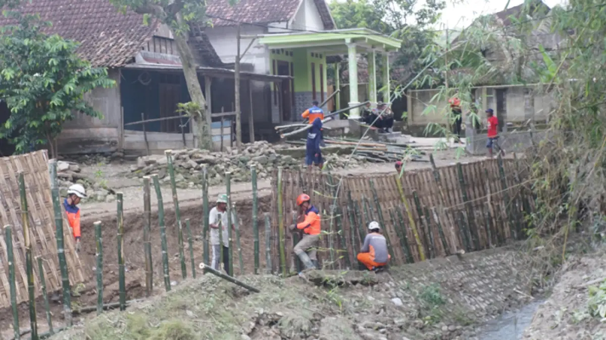 Akses jalan menuju Dusun Pojok, Desa Klitih, Kecamatan Plandaan lumpuh, Jombang setelah jalan lingkungan ambles diterjang banjir (30/3). (Anggi Fridianto/Radar Jombang)