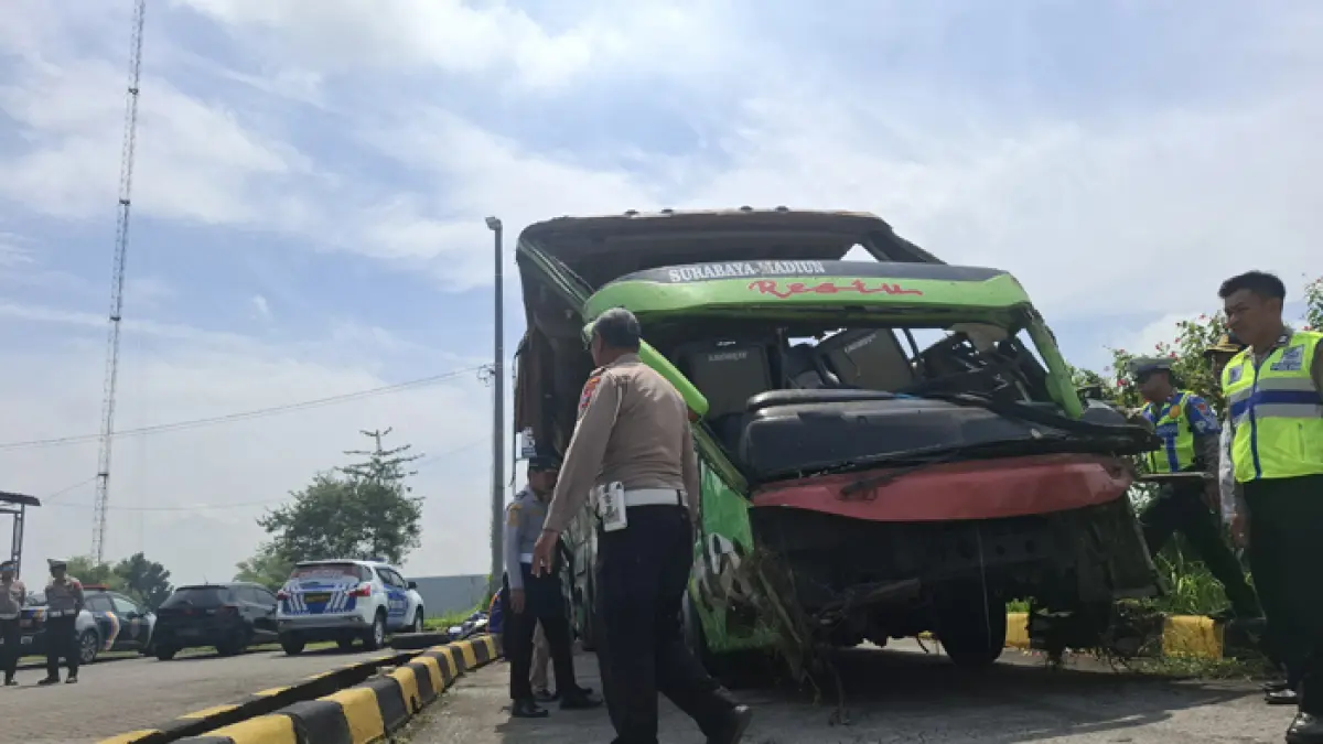 Diduga mengalami pecah ban, bus PO Restu nopol N 7088 UG yang membawa puluhan penumpang mengalami kecelakaan di ruas Tol Jombang–Mojokerto (Jomo), Kamis (2/4) malam. (Achmad RW/Radar Jombang)