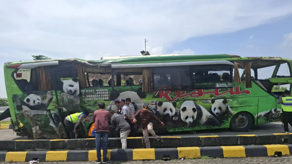 Diduga mengalami pecah ban, bus PO Restu nopol N 7088 UG yang membawa puluhan penumpang mengalami kecelakaan di ruas Tol Jombang–Mojokerto (Jomo), Kamis (2/4) malam. (Achmad RW/Radar Jombang)