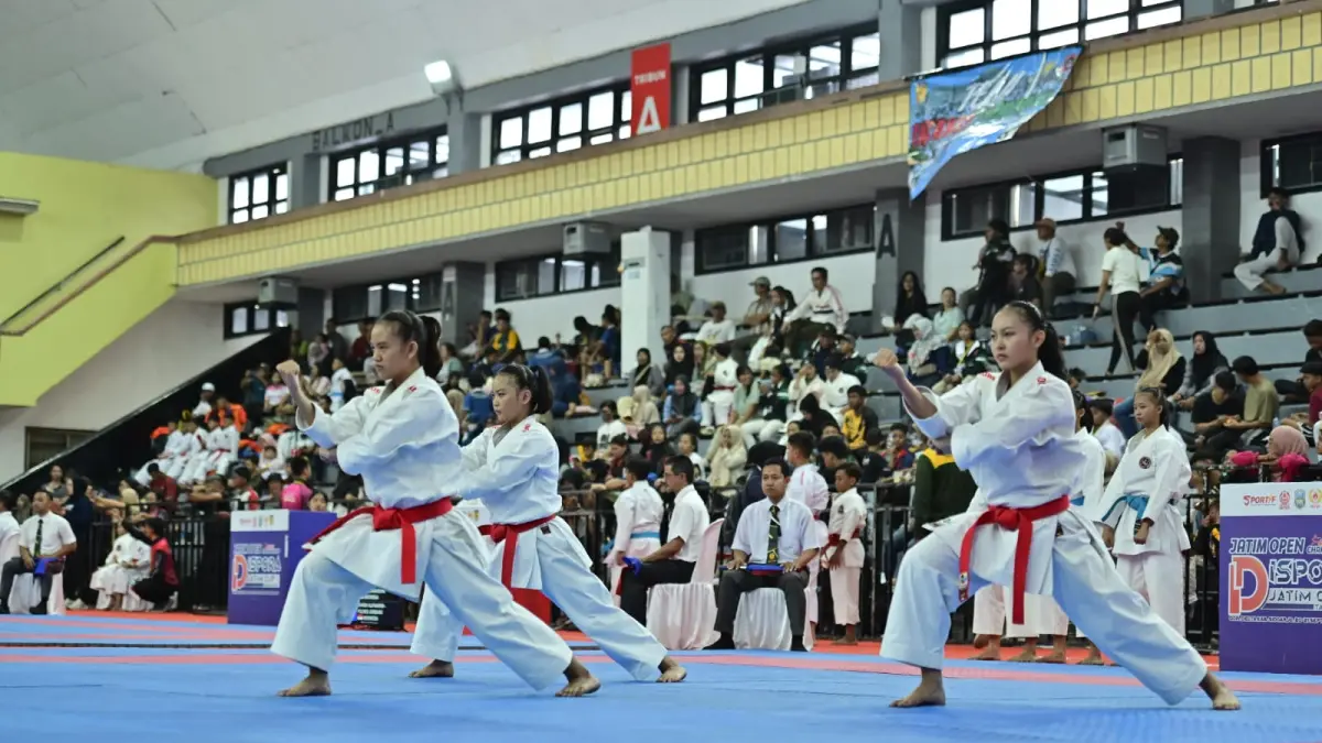 Karateka Jombang peraih emas kata beregu putri. Dari kiri Naila Amalia, Aqila Aurelia, Agatha Bianca.