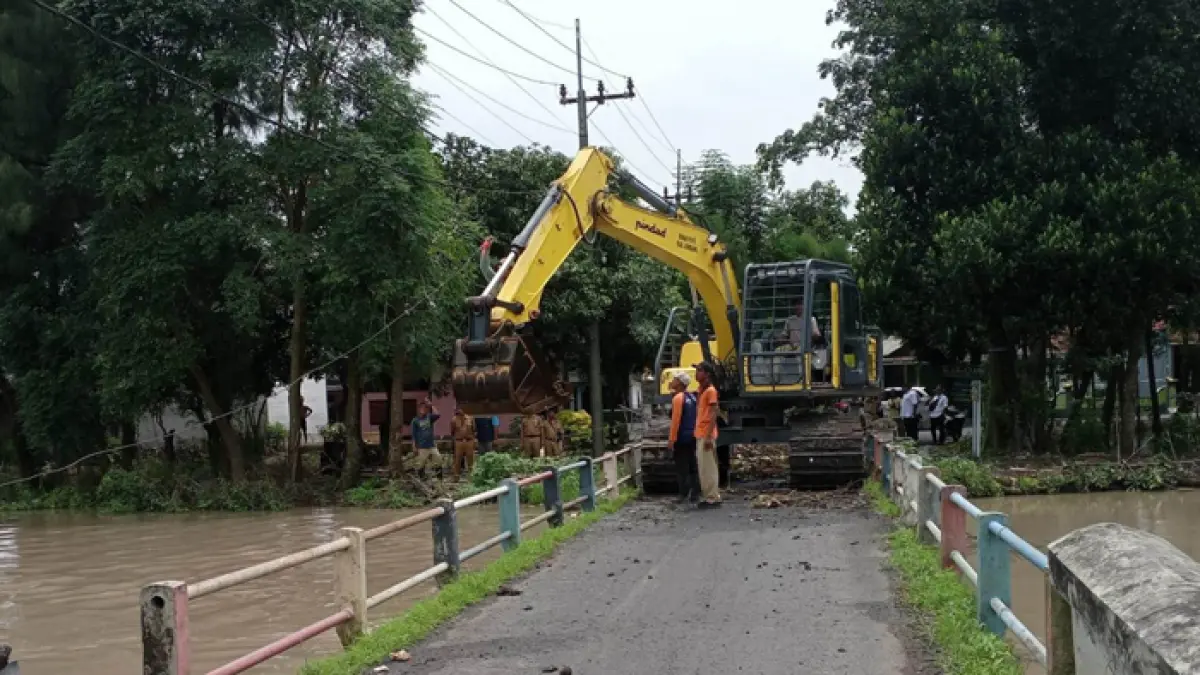 PICU BANJIR: Alat berat milik Pemkab Jombang membersihkan sumbatan Afvoer Watudakon di Desa Pojokrejo, Kecamatan Kesamben, Jombang, (1/4).