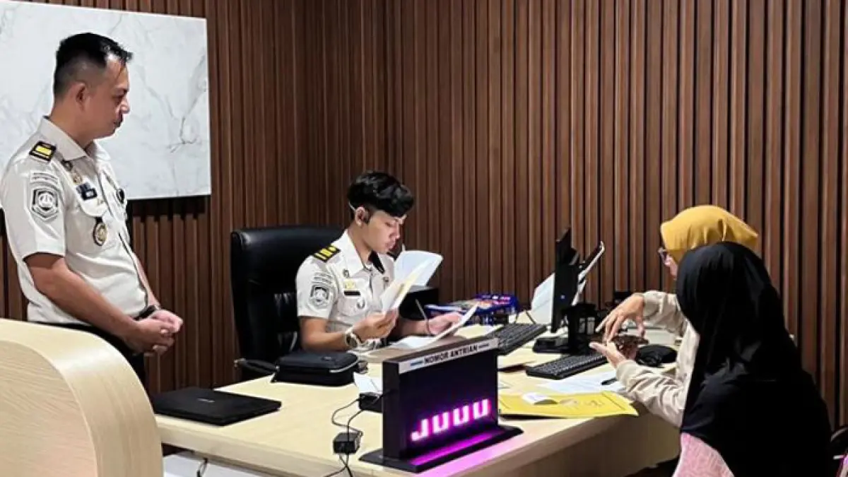 TINJAU: Kepala Dinas Penanaman Modal dan Pelayanan Terpadu Satu Pintu (DPMPTSP) Jombang Bayu Pancoroadi bersama Kepala Kantor Imigrasi Kediri Antonius Frizky, Rabu (11/3). (Anggi Fridianto/Radar Jombang)