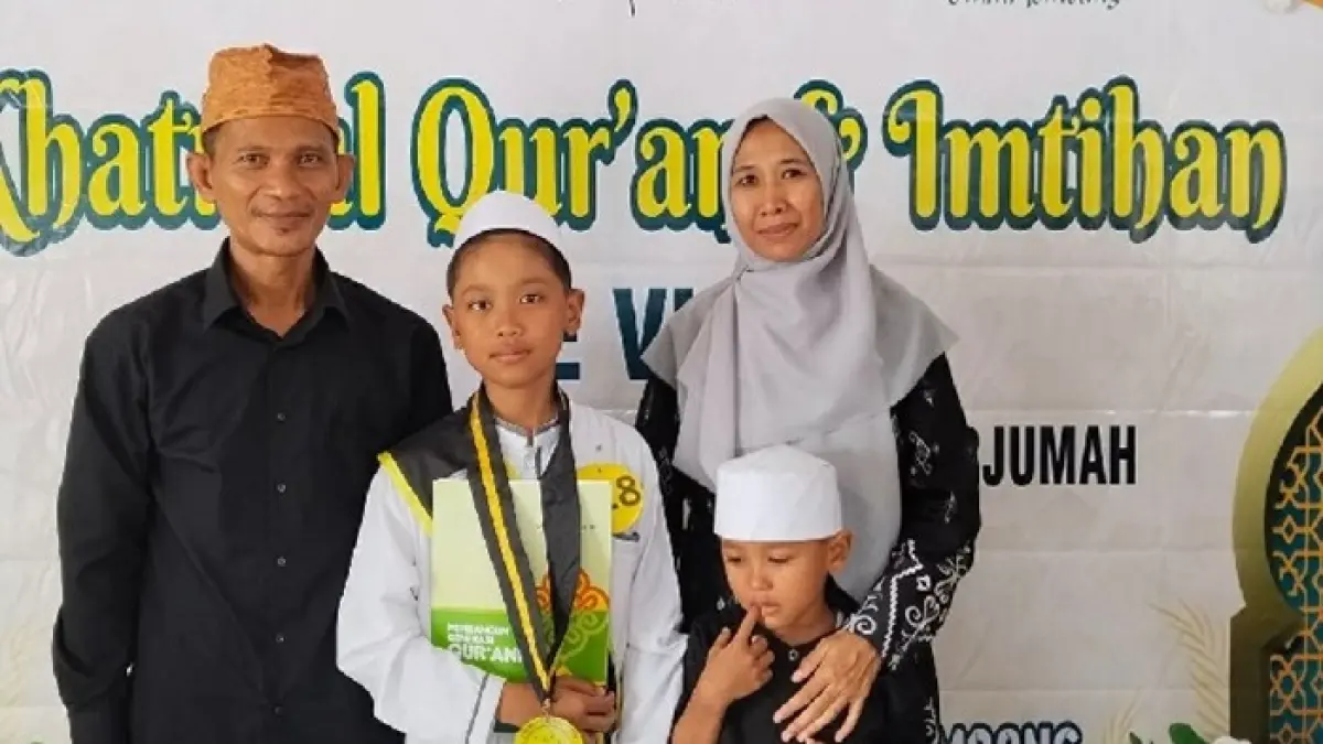 Siti Thoifah SPd, Koordinator Ummi MIN 1 Jombang bersama keluarga.