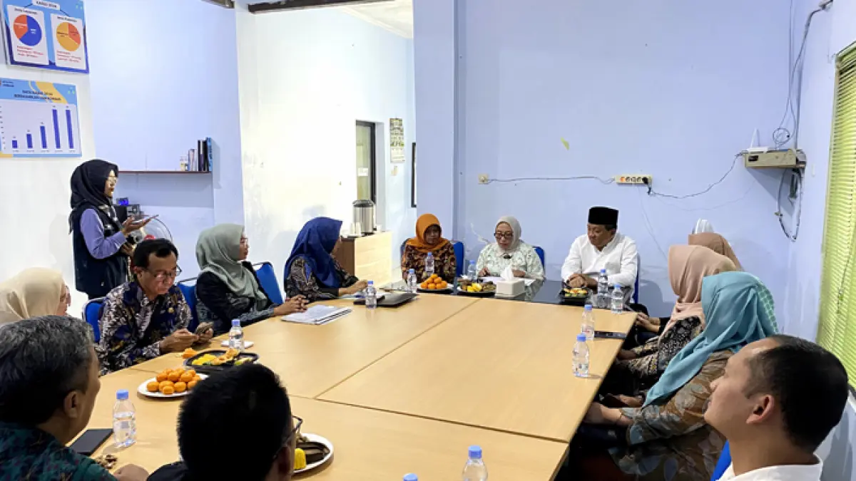 APRESIASI: Menteri Pemberdayaan Perempuan dan Perlindungan Anak (PPPA) Republik Indonesia Arifah Choiri Fauzi melakukan kooordinasi penanganan kasus perempuan, Jumat (3/4). (Anggi Fridianto/Radar Jombang)