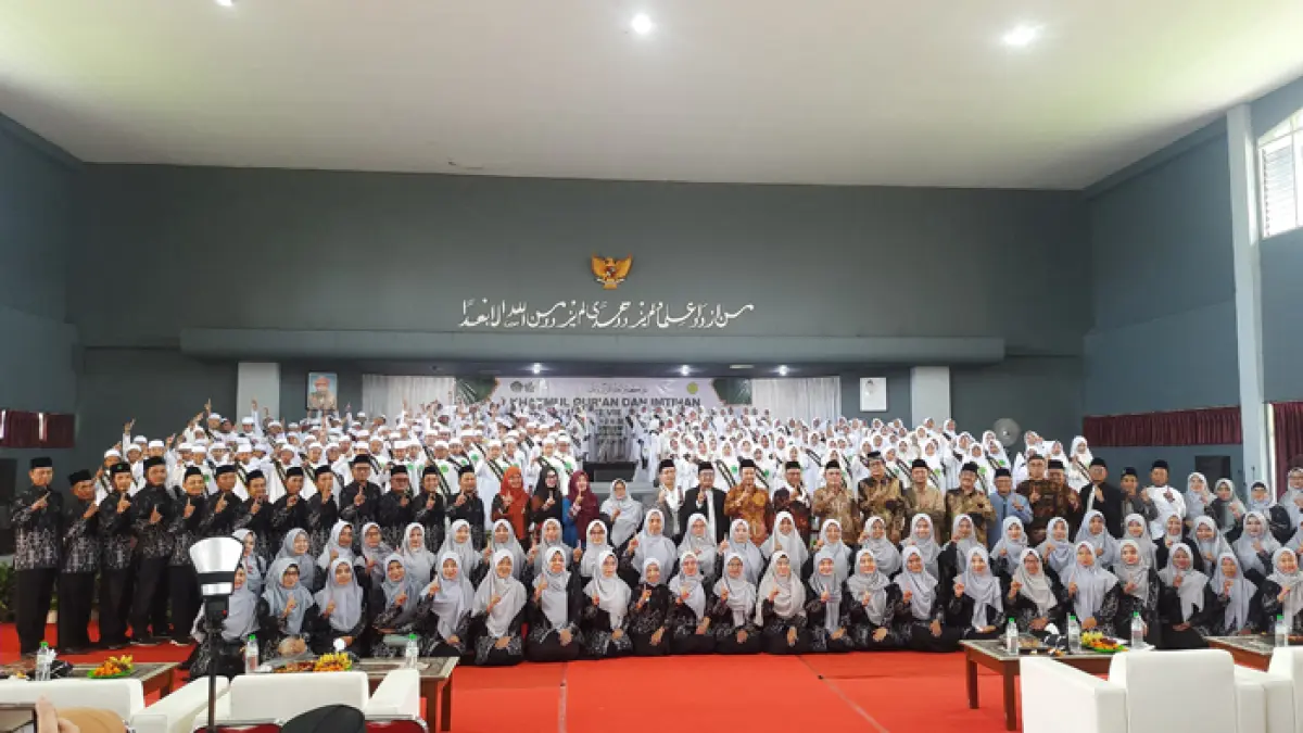 MEMBANGGAKAN: 273 peserta Khatmul Quran dan Imtihan bersama undangan dan seluruh pendidik dan tenaga kependidikan MIN 1 Jombang. (Wenny Rosalina/Radar Jombang)