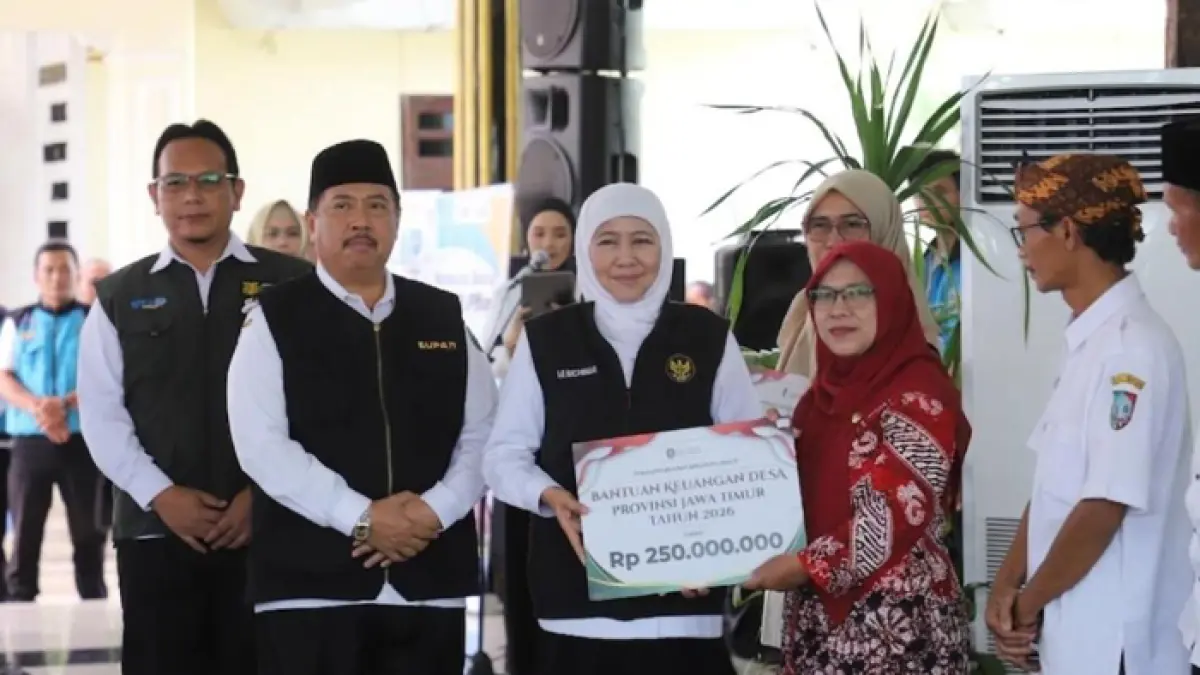 REPRESENTATIF: Kepala Desa Tampingmojo Nurus Sa’adah saat menerima BK Pemprov Jatim secara simbolis dari Gubernur Jawa Timur Khofifah Indar Parawansa dan Bupati Jombang Warsubi di Pendopo Kabupaten Jombang, Selasa (11/3). (Dwi Aris/Radar Jombang)