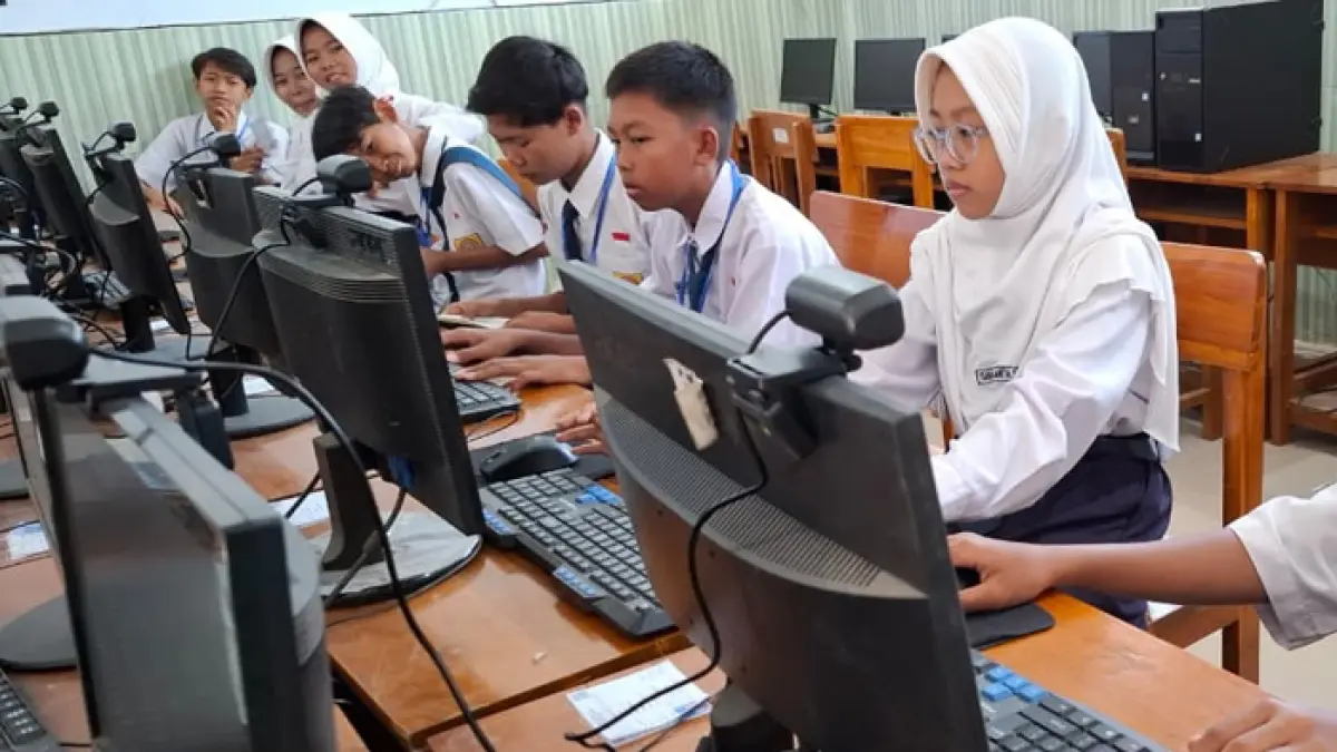 SEMANGAT: Siswa SMPN 2 Ngoro, Jombang saat mengikuti tryout TKA (tes kemampuan akademik), (6/3). (Wenny Rosalina/Radar Jombang)
