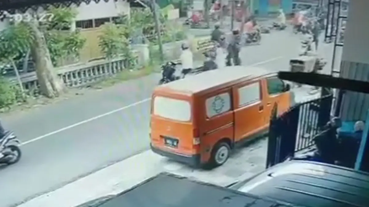 , bentrokan yang dipicu konvoi gerombolan pesilat di Jombang, Minggu (5/4) sore, memakan korban.