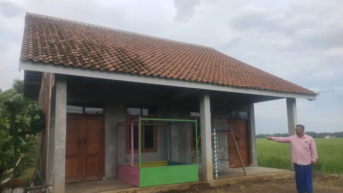 DIBANGUN BERTAHAP: Kaur Perencanaan Desa Morosunggingan Andik Kurniawan menunjukkan bangunan gedung posyandu di Dusun/Desa Sunggingan, Peterongan, Jombang. (Dwi Aris/Radar Jombang)