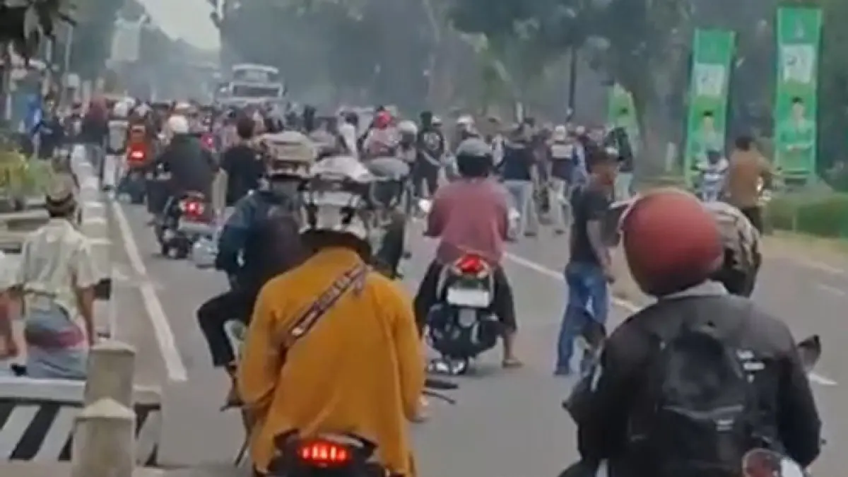 Konvoi rombongan pesilat yang melintas di Jombang, Minggu (5/4) sore, berujung ricuh.