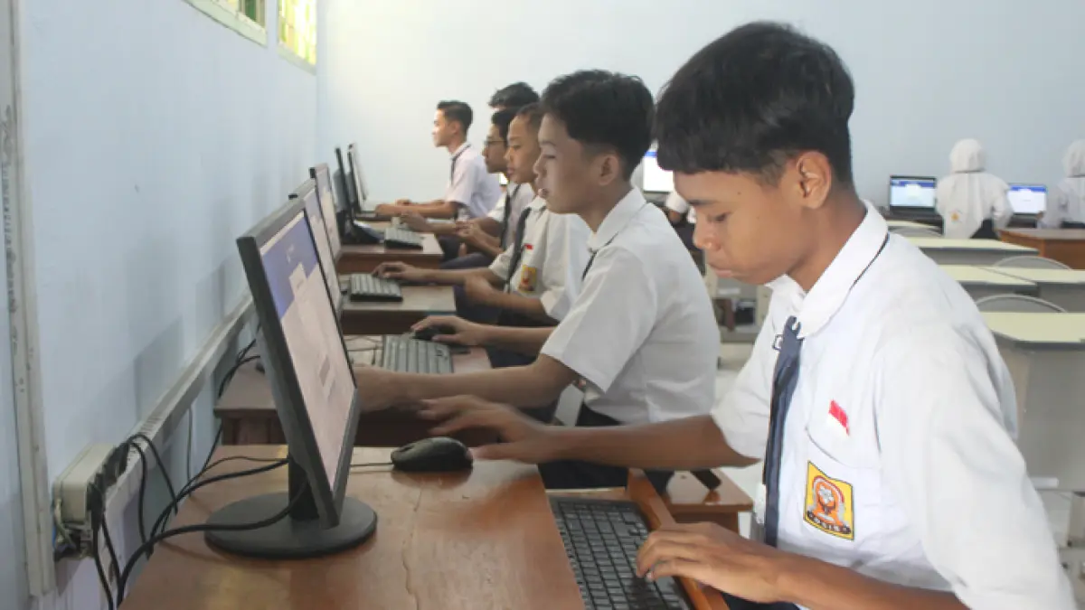 Pelaksanaan hari pertama Tes Kemampuan Akademik (TKA) jenjang SMP dan MTs di Kabupaten Jombang diwarnai sejumlah kendala teknis di sejumlah sekolah Senin (6/4). 