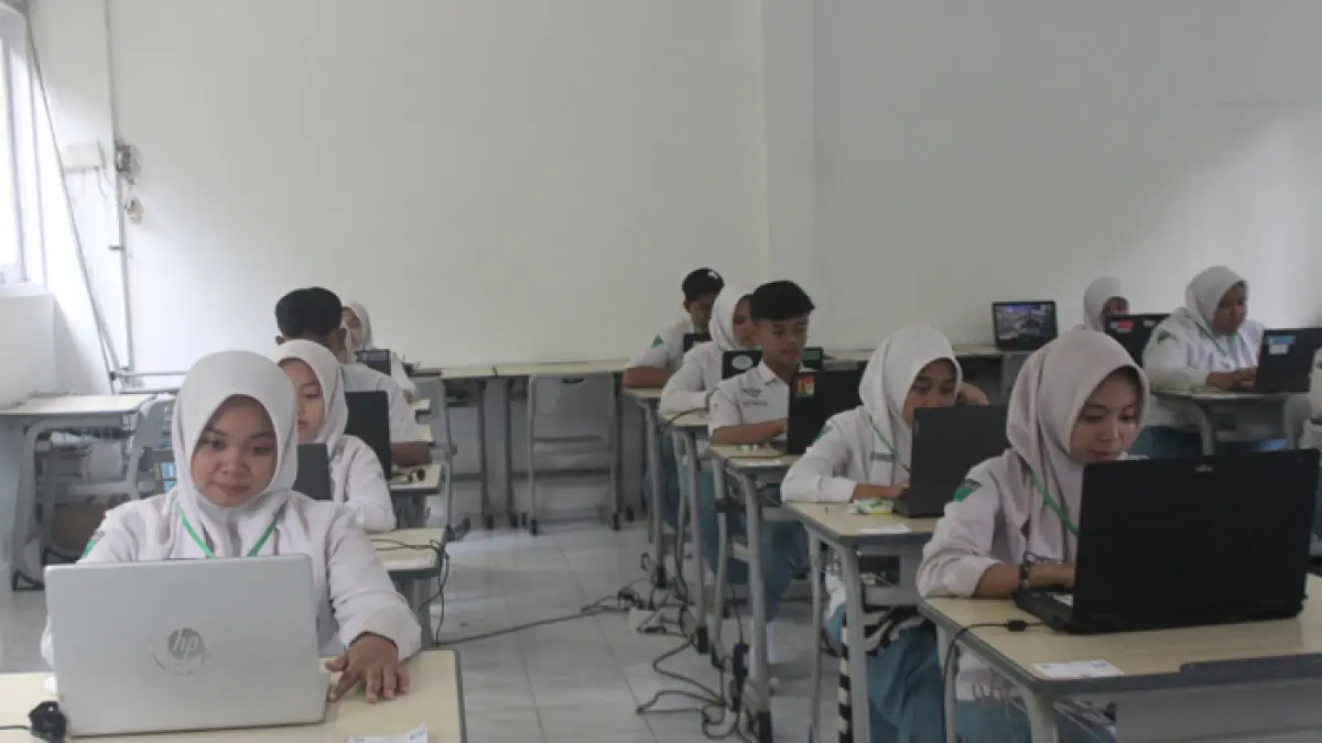 SEMANGAT: Siswa kelas 12 MAN 1 Jombang mengikuti TKA 2025. (Wenny Rosalina/Radar Jombang)